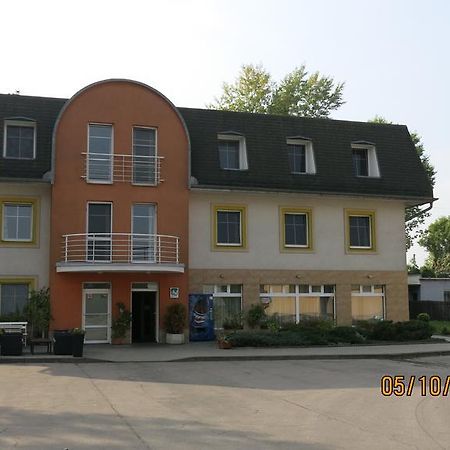 Hotel Ned Hockey Нимбурк Екстер'єр фото