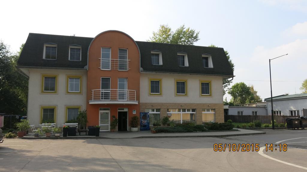 Hotel Ned Hockey Нимбурк Екстер'єр фото